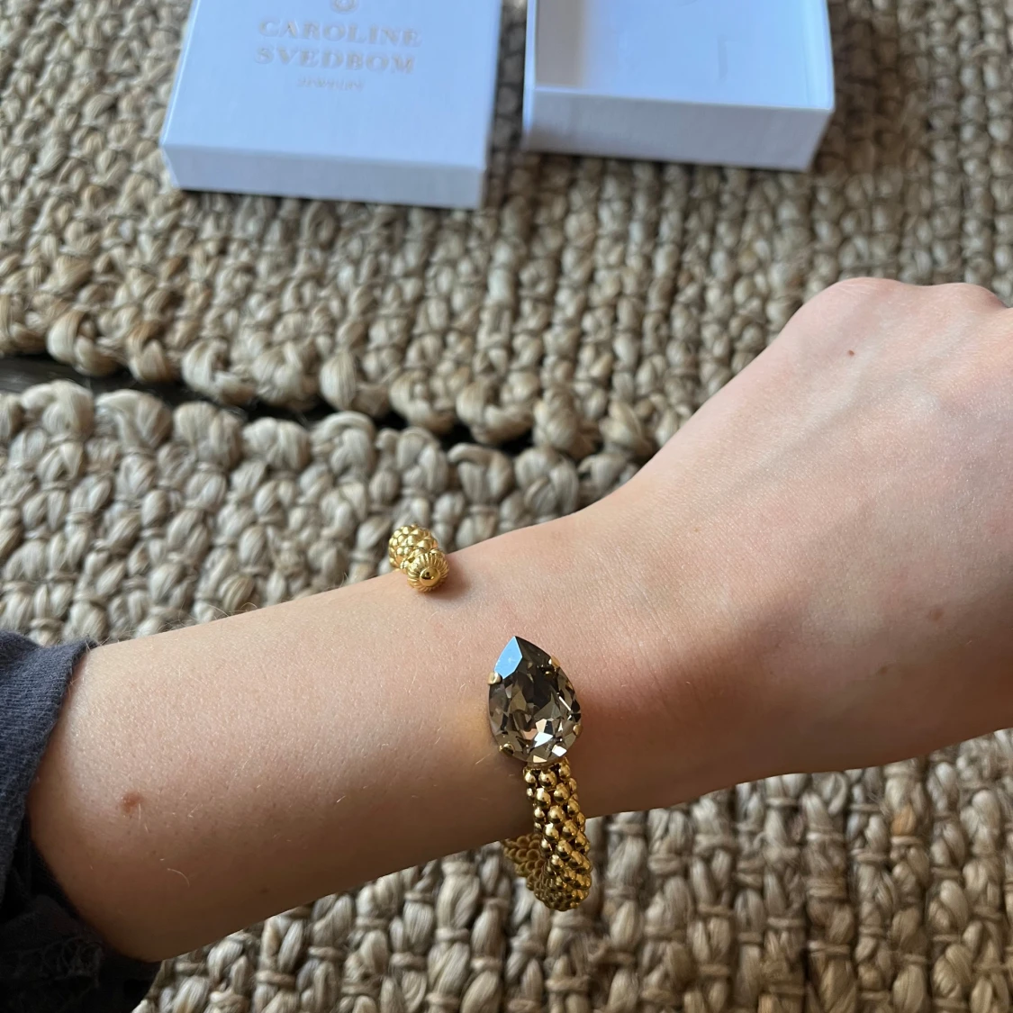 Guldfärgat armband med stor kristall från Caroline Svedbom - 3