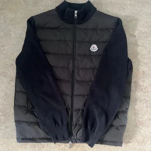  Moncler cardigan  - Moncler cardigan i storlek S. Jätte bra skick