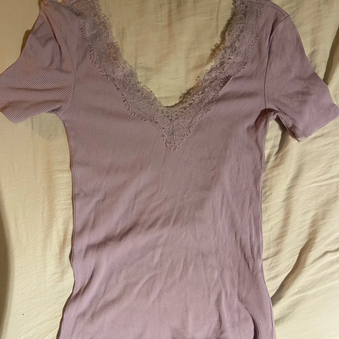 Lila spets tröja