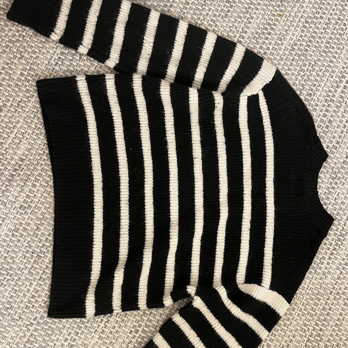 Svart och vit randig stickad tröja från H&M - 1