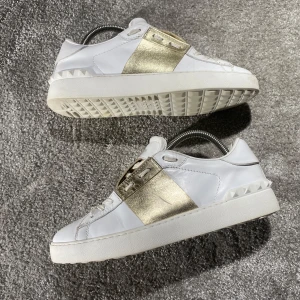 Valentino skor - Hej! Säljer nu mina skor från märket Valentino, storlek 39 bra skick, givetvis äkta. Tveka inte på att höra av dig om du har frågor eller funderingar kring skorna! 