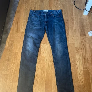 Mörkblå jeansbyxor från Only & Sons - Snygga mörkblå jeansbyxor från Only & Sons med klassisk femficksdesign och raka ben. Byxorna har normal passform och är tillverkade i ett mjukt denimtyg.