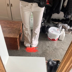 Vita bootcut jeans - Sjukt fina jeans! De är bootcut low waist. Använda typ en gång så ser ut som nya!! Skriv för fler bilder eller om ni undrar något! 💞💞