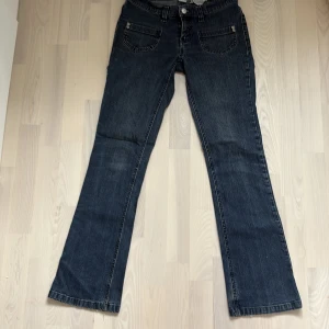 Bootcut jeans från Rainbow - Mörkblå jeans med bootcut passform från Rainbow. Snygga fickor både bak och fram. Tveka inte om du har några frågor🫶