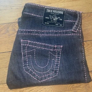 True religion bootcut - Modellen Becca, midjemåttet är 33 cm rakt över men de är väldigt stretchiga och också midrise. Innerbens längden: 82cm. Skriv gärna vid funderingar💕