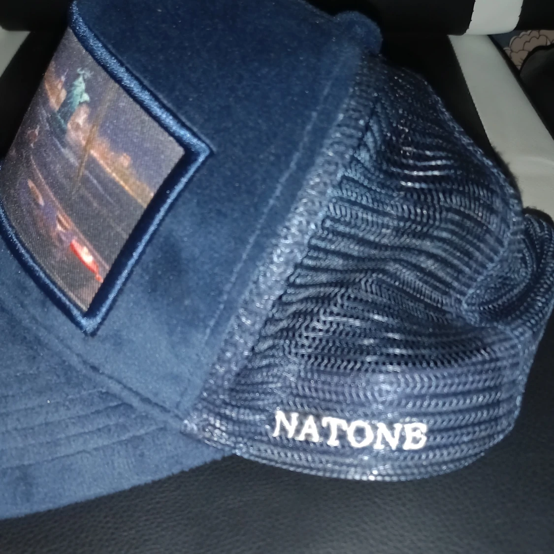 Mörkblå keps med mesh och tryck från Natone - 1