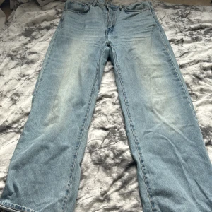 Ljusblå jeans från 157 - Ljusblå jeans med klassisk femficksdesign och raka ben från 157. Jeansen har normal passform och är tillverkade i denim med en lätt tvättad look. Perfekta för en avslappnad stil och passar till det mesta.