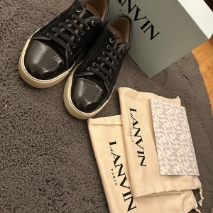 Lanvin Skor  - Lanvins i ett bra skick. Färg elephant grey. Storlek 46/UK 11. Nypris ca 5000 mitt pris 2100. Allt og medföljer dustbag, box osv. Digitalt kvitto finns.
