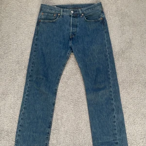 Levi's 501 - Tja säljer ett par Klassiska blå Levi's 501 jeans i storlek 31/32 i mycket bra skick, kom privat vid minsta lilla och pris går att diskutera 