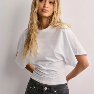 Vit oversized t-shirt - Säljer en vit oversized t-shirt med rund halsringning och korta ärmar. Perfekt basic-plagg att styla till jeans eller kjol. Enkel och stilren design utan tryck eller mönster.