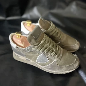 Olivgröna Philippe Model - Olivgröna Philippe model stl 40-41, fint skick ungefär 8/10. Hör av dig vid frågor.😀