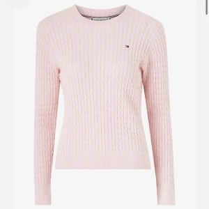 Tommy Hilfiger tröja  - En fin Tommy hilfiger tröja i storlek xs. Säljer för den ej kommer till användning. Ny pris 1600 säljer för 200.