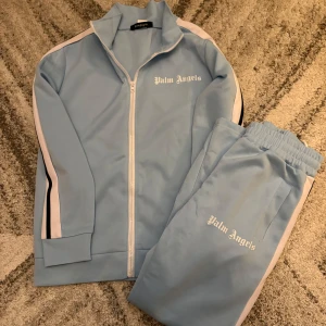 Palm angels byxor och tröja  - Både byxorna och tröjan i jätte bra skick med inga fläckar, hål eller liknande. De är i storlek M men passar S mer då jag själv brukar ha S och de passar mig