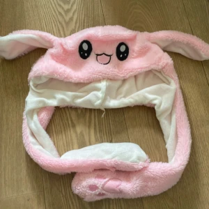 Bunny hat  - Jätte gullig kanin hat, där öronen kan flyga upp när man trycker på tassarna 