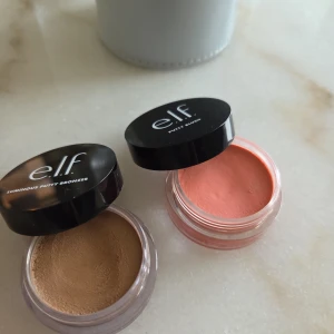 e.l.f. Luminous Putty Bronzer och Blush - Säljer två krämiga sminkprodukter från e.l.f.: en Luminous Putty Bronzer i en varm brun nyans och en Putty Blush i en persikorosa färg. 10g på båda, endast testade. 50kr för båda. Summer fridays i bronzer och turks and Carlos i blushen. 