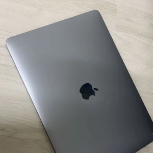 MacBook Pro 13 tum, 2020 - Säljer min Macbook Pro i toppskick. Den är väldigt lite andvänd batteriet är i mycket bra skick. Laddaren ingår, denna datorn är perfekt för jobb, studier eller kreativt arbete. Jag säljer den p.g.a att jag inte behöver den längre. Datorn har absoult inga skador lika bra som ny. Köpte den för 20000 säljer den för 9500 då laddaren ingår. Priser kan dock diskuteras 