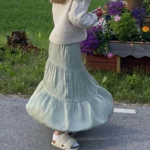 Ljusgrön volangkjol - Säljer en ljusgrön långkjol med flera volanger. Kjolen har en luftig och flowy känsla, perfekt för varmare dagar. Resår i midjan för extra komfort och snygg passform.