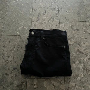 Gant jeans - Säljer nu dessa svarta gant jeans| Skick 10/10 bara använda 2-3 gånger| Skriv vid funderingar|