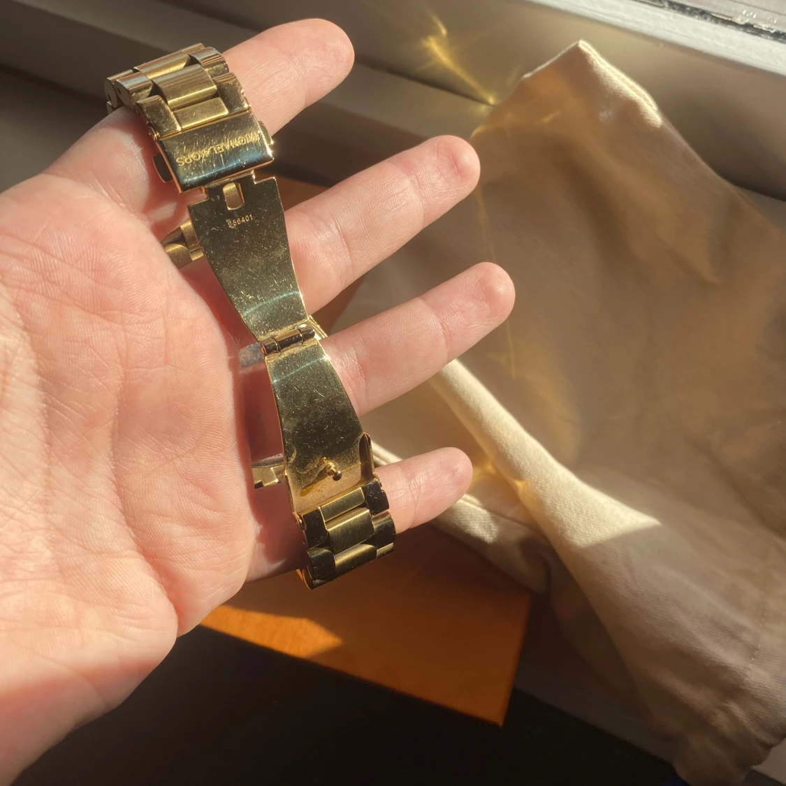 Guldfärgad klocka med blå urtavla - 2