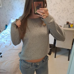 Grå stickad tröja från Vero Moda❤️ - Mysig grå stickad tröja från Vero moda med rund halsringning och ribbade muddar vid ärmslut och nederkant. Perfekt för lager-på-lager och enkel att matcha med jeans eller kjol. Köpt för 299 och använd ganska mycket men inga stora tecken på slitage❤️