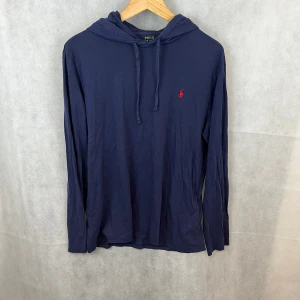 Ralph Lauren hoodie - Riktigt soft raffe hoodie i storlek M. Modellen är 185, väldigt fint skick. Litet skada på ena armen men syns knappt, tänker 400 men kan gå ner i pris också!