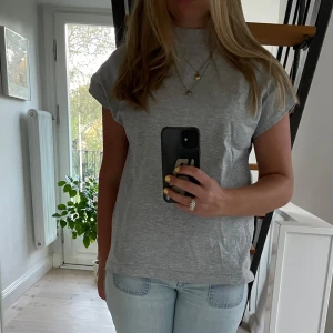Grå tröja - Supersnygg!! Som en sweatshirt i materialet❣️