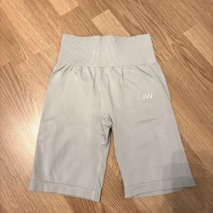 Gråa tränings-shorts ICIW - Säljer ett par ljusgrå cykelshorts från ICIW. Shortsen är stretchiga och har en tight passform, perfekta för träning eller vardagsaktiviteter.💕Storlek XS. Nytt skick💗
