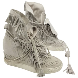 Casadei fringe boots - Så så snygga högklackade boots från casadei i storlek 35! Passar verkl till allt o de är så så coola!! Gråa med fransar🩶🩶 använda en gång!
