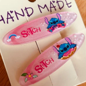 Två söta handgjorda klämmor med Stitch-motiv!  - Två söta handgjorda klämmor med Stitch-motiv. Längd: 7 cm. Oanvända.