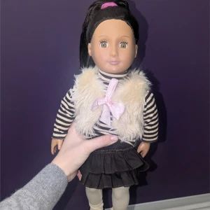Our Generation docka - En our generation docka i fint skick med tillhörande kläder som är köpta separat men ingår i priset nypris är de dubbla och kläderna ingår hör av er vid funderingar❤️