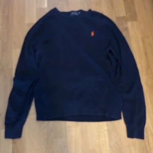 Ralph Lauren sweatshirt  - Inga defekter en snygg raulp lauren sweatshirt perfekt till sommaren hör av er vid fundering mycket bra skick den är inte struken så därför ser den lite skrynklig ut på bilderna 