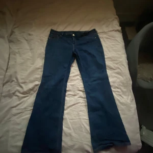 Blå bootcut jeans - Säljer ett par  blå bootcut jeans . Tycker själva att det är tråkigt att sälja dessa men jag har alldeles för många jeans så att inte alla går till användning.
