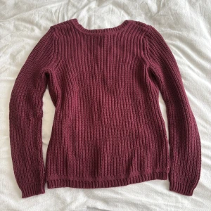  stickad tröja  - Säljer en vinröd stickad tröja från Gina Tricot i storlek S.  djup v-ringad rygg med knytband upptill. 
