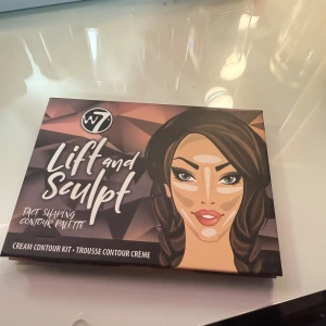 W7 Glow Prime och Satin Cover primer - Två primers: W7 Glow Prime i rosa tub med pump och Satin Cover i ljusrosa flaska. Båda ger en jämn bas och förbereder huden för smink. Perfekt för dig som vill ha glow eller en slät finish. Säljer alla 4 för 200kr
