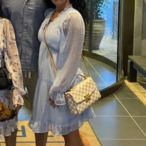 Ljusblå volangklänning med v-ringning - Säljer en söt ljusblå klänning med diskret mönster, v-ringning och volangdetaljer. Klänningen har långärmade ärmar med lätt puff och resår vid ärmslut. Perfekt för vår och sommar! Köpt för 699:- och säljer den för 300, priset kan diskuteras❣️ säljer den då den är för lite för mig!