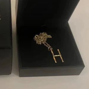Maria nilsdotter H - Snyggt halsband i guld med en stilren H-berlock. Perfekt accessoar för dig som vill ha något personligt och trendigt. Från maria nilsdotter