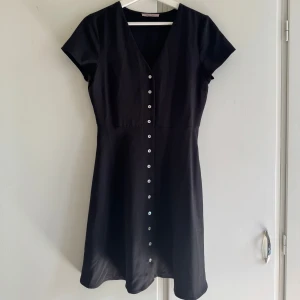 Svart klänning med knappar - Fin vardagsklänning från Anna Field, aldrig använd💕