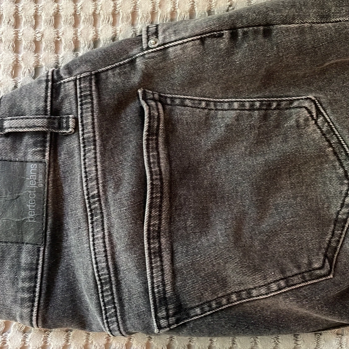 Svarta bootcut jeans från Gina Tricot - 4