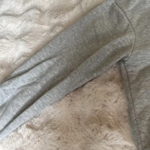 Grå sweatshirt med CHICAGO-tryck - Säljer en grå sweatshirt med svartvitt CHICAGO-tryck på bröstet. Tröjan har rund halsringning och långa ärmar. Perfekt för en avslappnad stil och enkel att matcha med jeans eller mjukisbyxor. Har använt några gånger. 2-4 gånger men fortfarande ren och inga fläckar som ny!