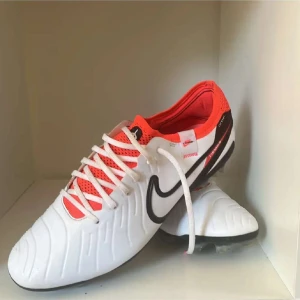 Nike tiempo Elite  - Säljer ett par vita Nike fotbollsskor, skick 10/10 storlek 43 men passar även 44, bara att DMa om ni har frågor! 2500 kr my pris. Pris går att diskutera vid snabb affär. 🙌🏻