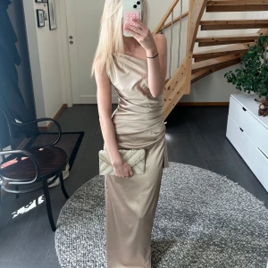 Balklänning - Säljer denna jättefina champangefärgade balklänningen med slits och lite släp baktill🤍 Köpt på babyboo. Aldrig använd! Nypris: 1200kr (+ frakt)