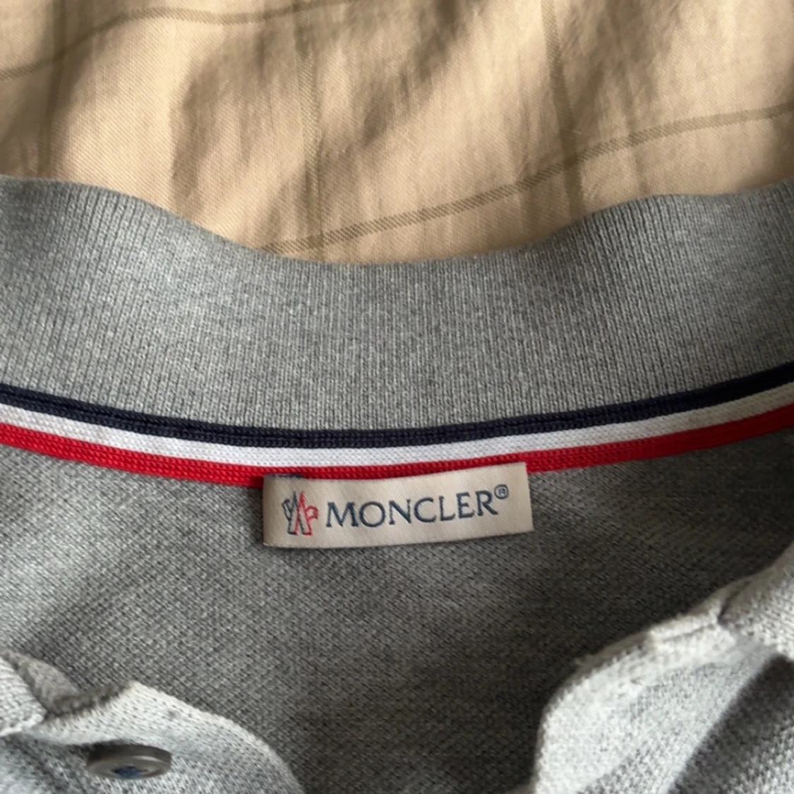Grå pikétröja från Moncler - 2