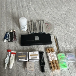 Professionellt Lashlift-kit med Ellebana, Permalift & Thuya Brows – Komplett! - Detta paket innehåller ett urval av högkvalitativa Lashlift-produkter från kända märken som Ellebana, Permalift och Thuya Brows. Dessutom ingår verktyg för fransplacering, inklusive Lashlift-skydd och pincetter, vilket gör det till ett komplett kit för professionella Lashlift-behandlingar. (Priset kan diskuteras)
