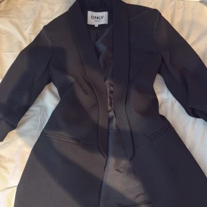 Svart kostym jacka från only  - Jätte snygg svart jacka från only med trekvarts ärm. Perfekt extra detalj till outfiten med hög kvalitet. Den ör inte använd och helt ny. Säljer den pga att den är för stor och inte som jag tänkt mig. Skriv gärna om intesserad och köparen står för frakt 💗