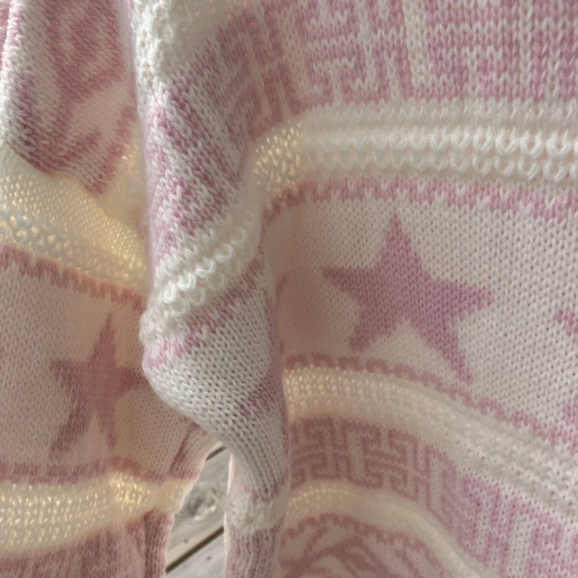 ljusrosa och vit stickad tröja från Meet Me There - 1