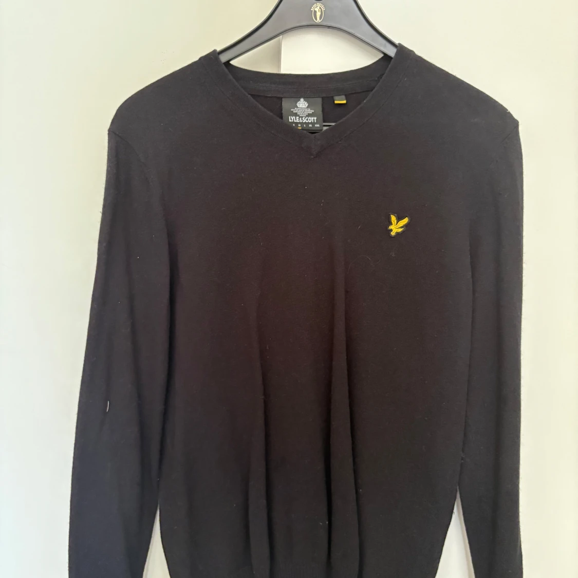 Svart v-ringad tröja från Lyle & Scott - 1