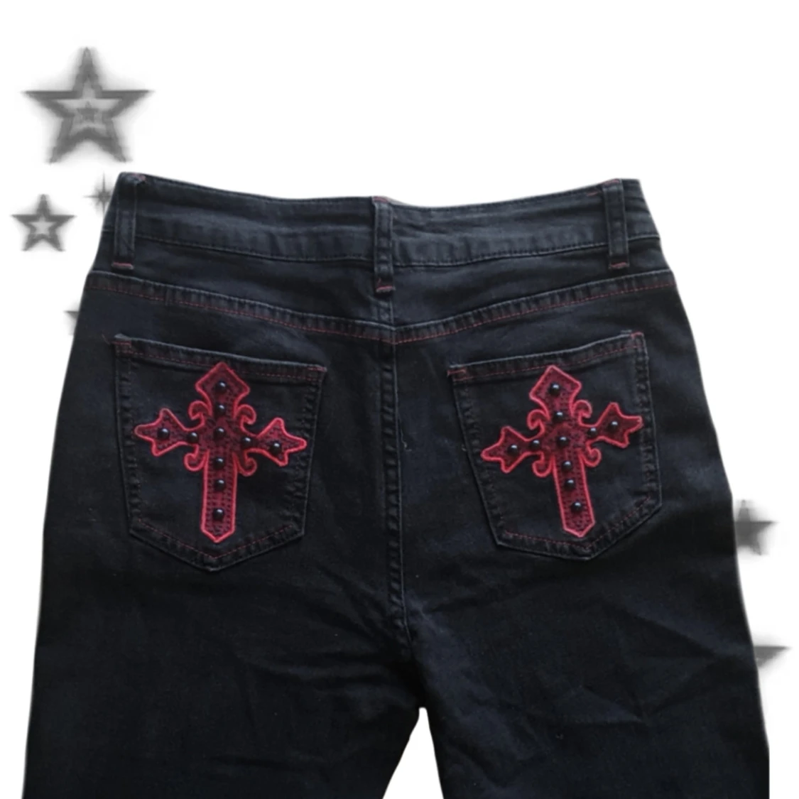 Svarta bootcut jeans med röda korsdetaljer - 2