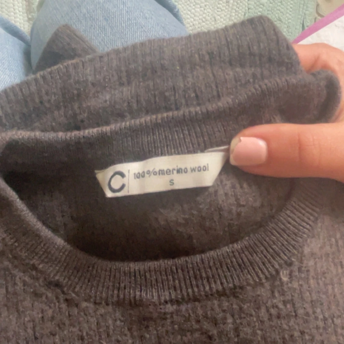 Mörkgrå stickad tröja i merinoull - 1