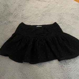 Svart kjol med glitter prickar från Gina Young  - Kjol med svarta glitter prickar storlek 134/140 från gina Young💘 Pris kan diskuteras!