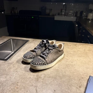 Christian Louboutin  - Säljer nu mina sällsynta loubs, används sparsamt och är i bra skick. Box finns.Färg: mörk grön mocka. Pris ej hugget i sten. Obs! En spik saknas.